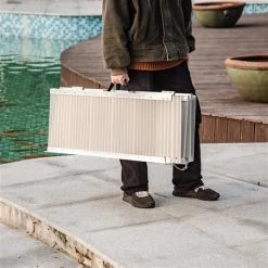 Rampe pour fauteuils roulants pliante en aluminium par HomCom conforme à l'ADA de 6 pi x 28,3 po 9 Rampe pour fauteuils roulants pliante en aluminium par HomCom conforme à l'ADA de 6 pi x 28,3 po -HOMCOM Soldes 2022 330936158 AlternateImage4 l