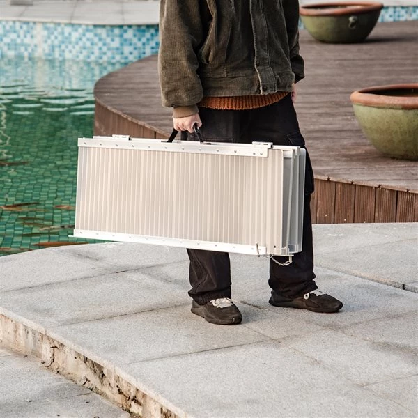 Rampe pour fauteuils roulants pliante en aluminium par HomCom conforme à l'ADA de 6 pi x 28,3 po 5 Rampe pour fauteuils roulants pliante en aluminium par HomCom conforme à l'ADA de 6 pi x 28,3 po – Image 5