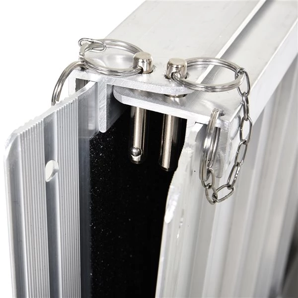 Rampe pour fauteuils roulants pliante en aluminium par HomCom conforme à l'ADA de 2 pi x 28,3 po 4 Rampe pour fauteuils roulants pliante en aluminium par HomCom conforme à l'ADA de 2 pi x 28,3 po – Image 4